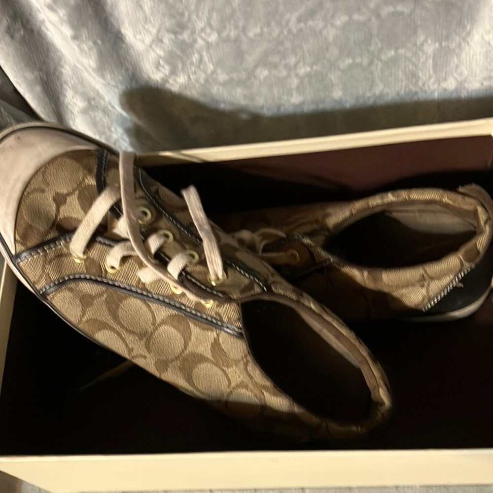 Couch shoes size in between 9-10 brand new in the box